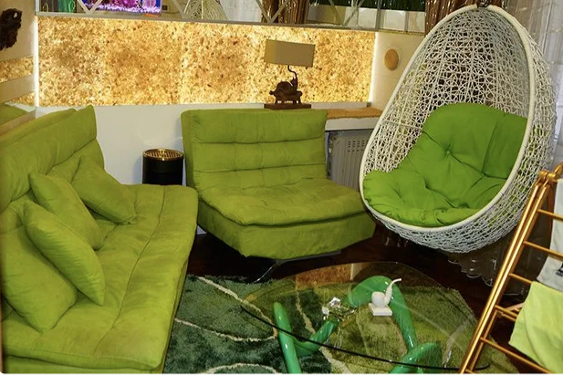 La cuvette de toilette dorée de Bari Alibasov et d'autres délices intérieurs de l'artiste