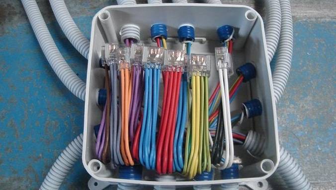 Électricien dans une maison en bois : schémas + notice d'installation