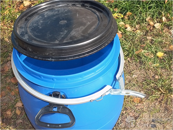 Un exemple d'une fosse septique faite maison faite de barils en plastique