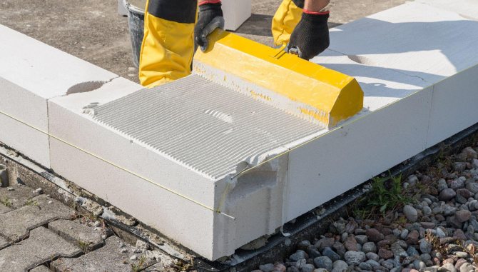 Consommation de colle des parpaings en béton cellulaire au 1m3 : exemples de calculs + conseils pour le choix d'une colle