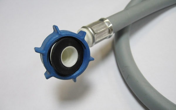 Installation de robinets pour connecter la machine à laver à l'alimentation en eau