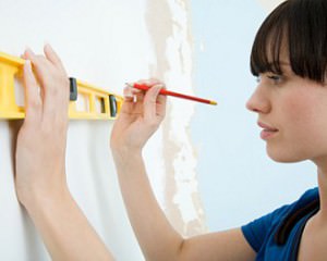 Comment coller correctement du papier peint intissé : instructions étape par étape et conseils d'experts