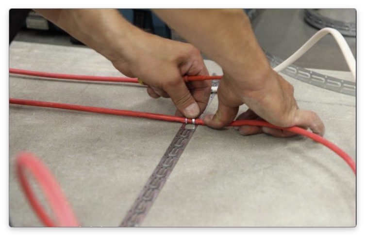 Agencement et installation de chauffage au sol électrique - câble, sur socle et infrarouge