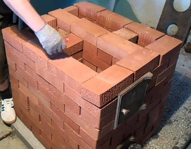 Comment poser un four à briques: caractéristiques et ordre de pose