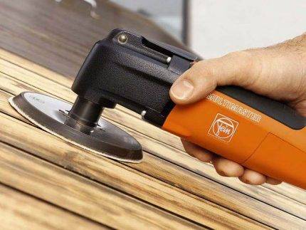 Comment éliminer la moisissure des surfaces en bois : un aperçu des méthodes les plus efficaces