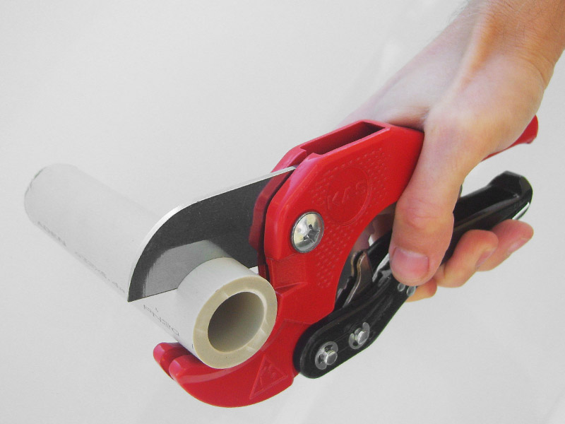 Comment utiliser des ciseaux pour couper des tuyaux en polypropylène