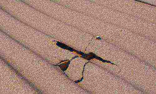 Comment couvrir les fissures de l'ardoise sur le toit