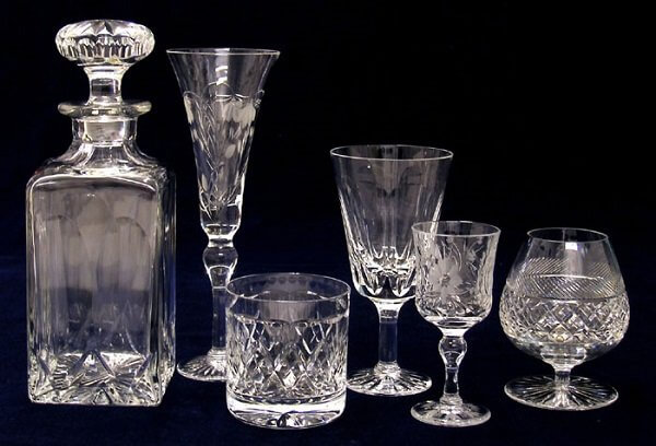 3 façons inhabituelles de nettoyer efficacement les ustensiles en cristal à bouche étroite