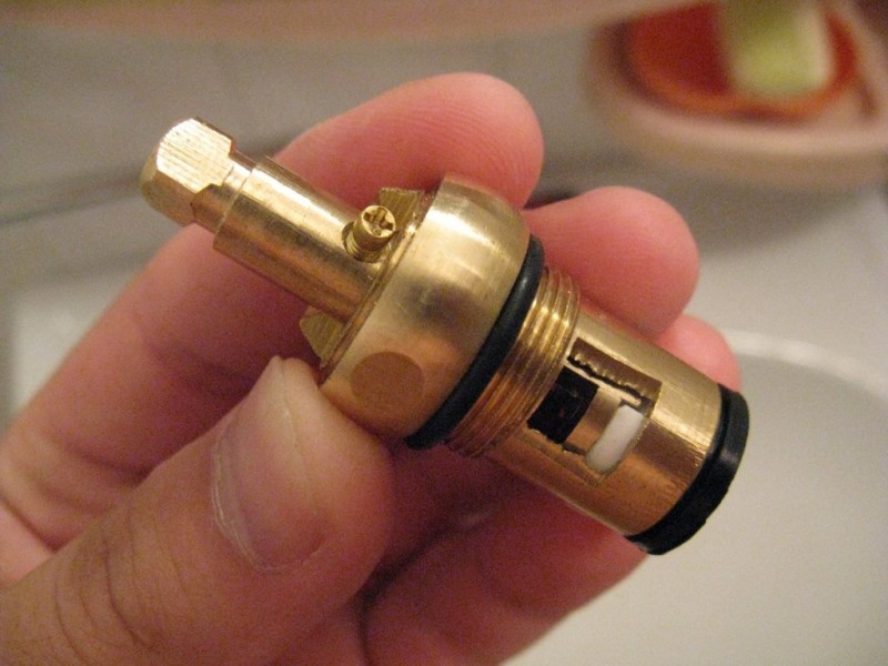 Comment dévisser la vanne à douille du mitigeur si elle est bloquée ? - réparations à faire soi-même