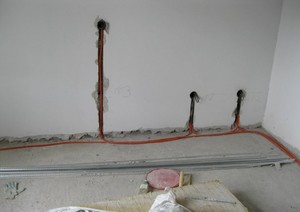 Comment et avec quoi abandonner les murs pour le câblage: briefing sur les travaux de construction