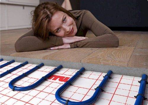 Chape sur un sol à eau chaude : choix de l'épaisseur et méthodes d'appareils populaires