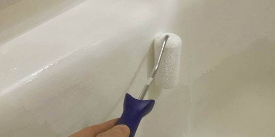Peinture de bain à faire soi-même à l'aide d'émail époxy et d'acrylique liquide