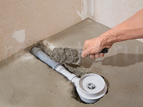 Comment équiper un siphon de sol dans la salle de bain : on équipe une douche sans palette