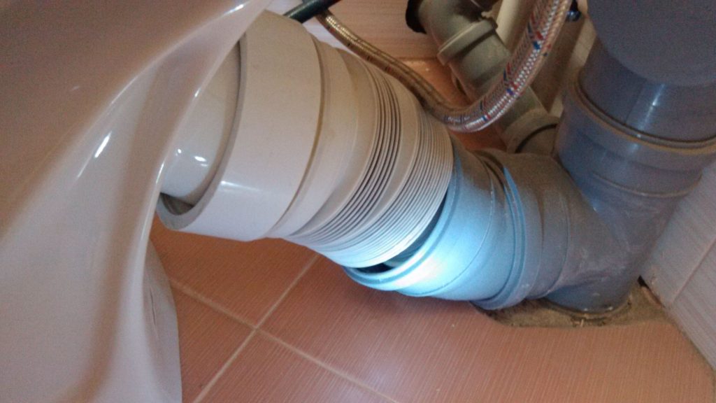 Comment installer une toilette à sortie inclinée: instructions d'installation