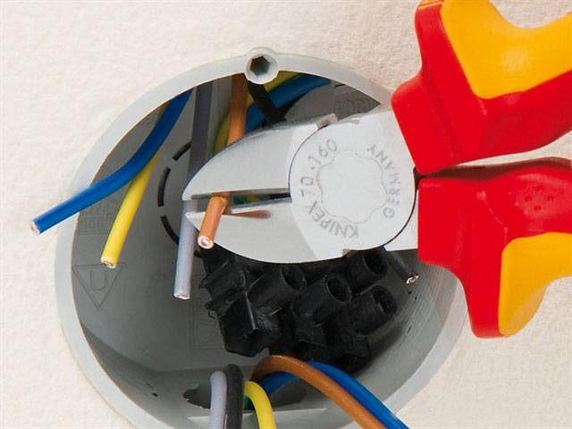 Pince à dénuder : tout savoir sur les pinces à dénuder