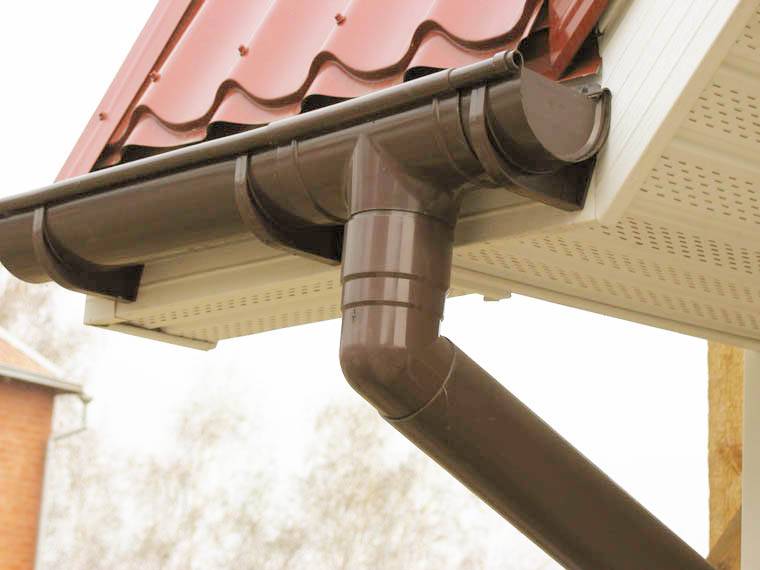 Comment faire des déversoirs depuis le toit: recommandations générales pour aménager un système de drainage de vos propres mains