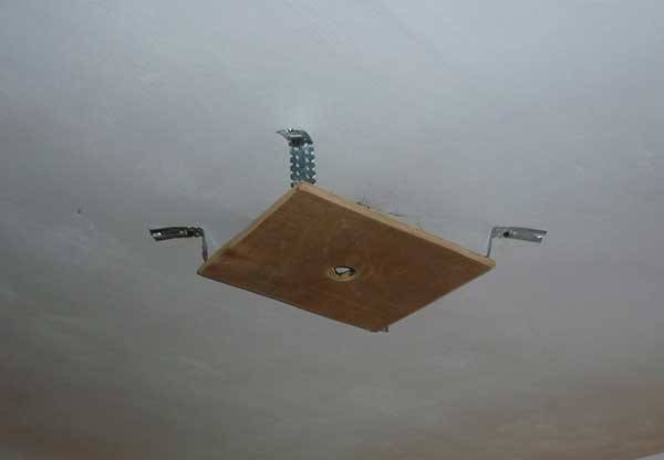 Hypothèque sous un lustre dans un plafond tendu: instructions d'installation de plates-formes pour lustres