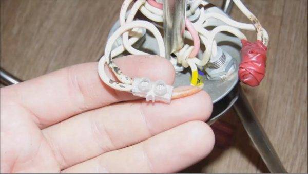 Comment connecter un lustre à un interrupteur à deux gangs: instructions étape par étape