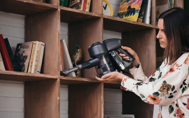 Test de l'aspirateur balai Delonghi XLR18LM R : un appareil élégant et léger pour un nettoyage express