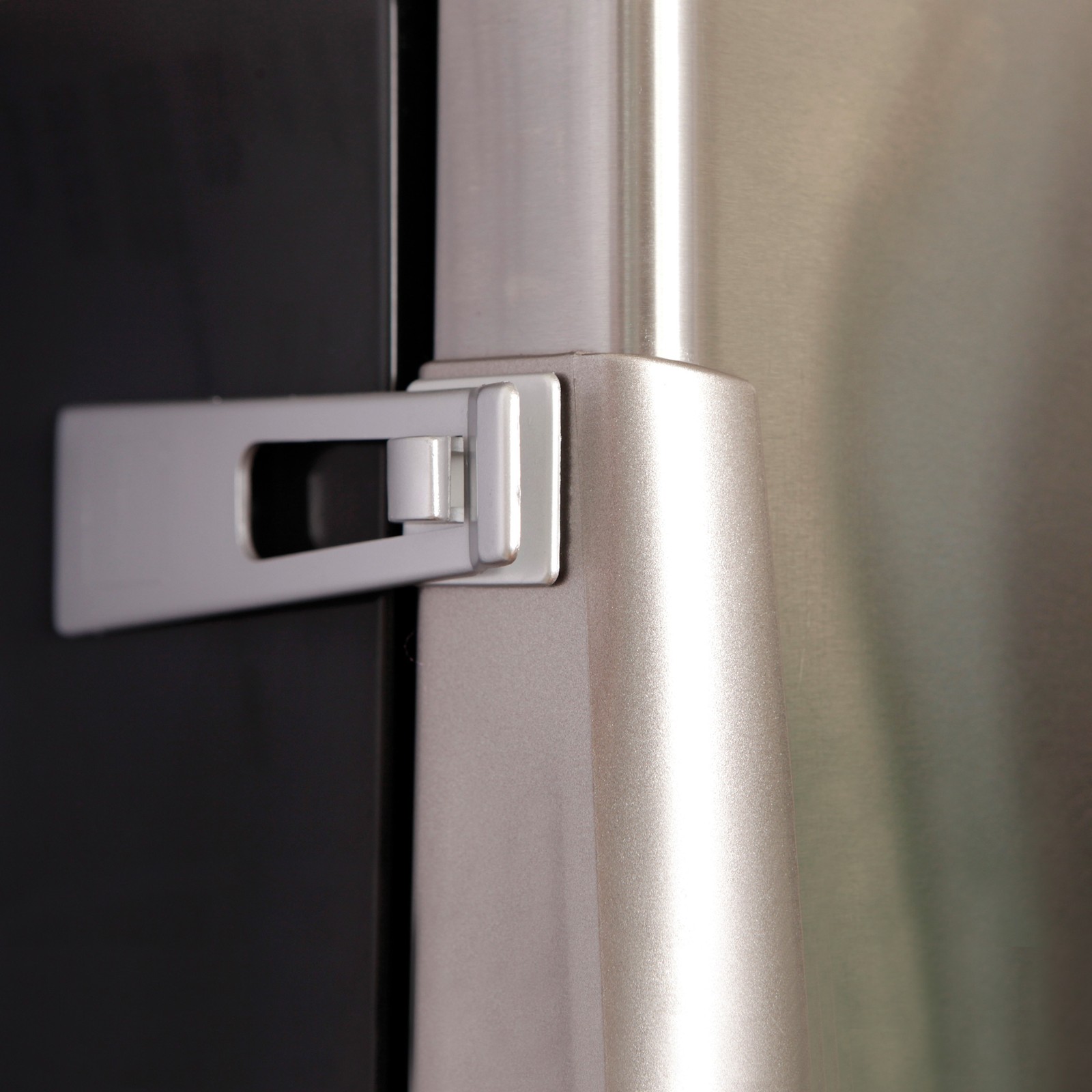 Comment installer des serrures sur des fenêtres en plastique pour la sécurité des enfants, comment les fabriquer soi-même, réparer, remplacer des éléments, pouvez-vous les ouvrir sans clé ?