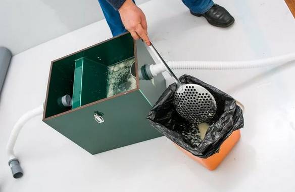 Bacs à graisse d'égout : types, règles de sélection + procédure d'installation