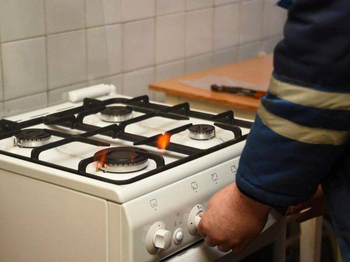 Comment fonctionne une cuisinière à gaz: le principe de fonctionnement et le dispositif d'une cuisinière à gaz typique