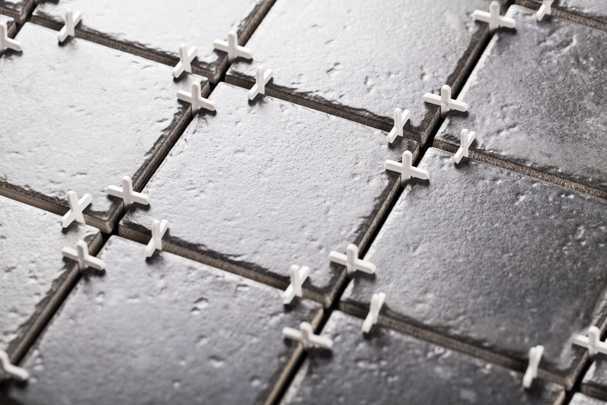 Bien installer une cheminée dans une maison en bois : exigences réglementaires + étapes d'installation