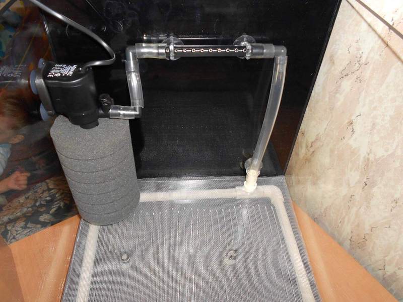 Nous fabriquons un filtre à eau de nos propres mains pour nettoyer l'eau des puits et des forages