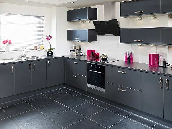 Comment installer une hotte si le tuyau de gaz interfère: instructions de travail