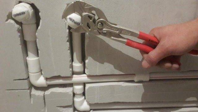 Remplacement des tuyaux dans la salle de bain: un guide étape par étape du travail