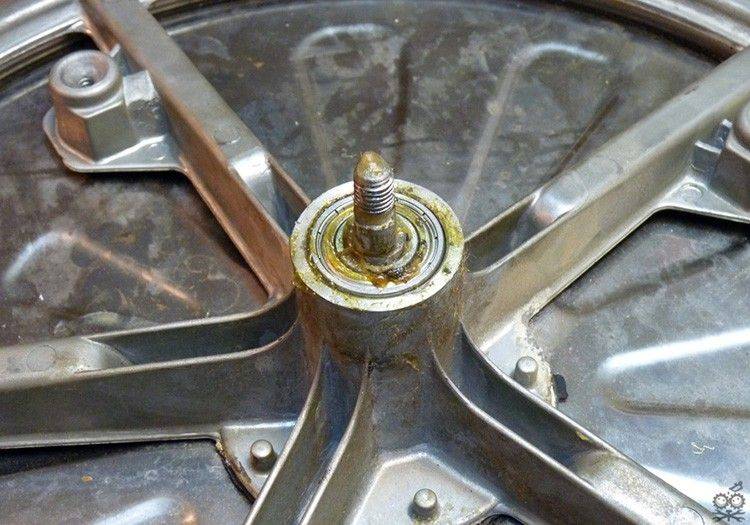 Comment changer le roulement sur la machine à laver Indesit: instructions étape par étape