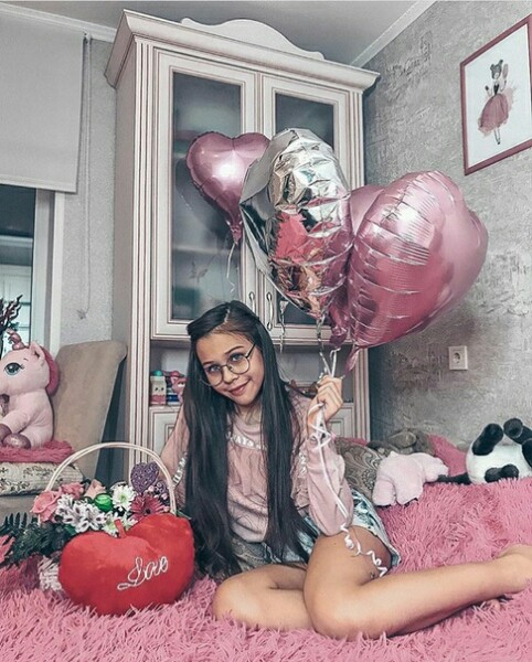 Milana Nekrasova de like: photo, biographie, vrai numéro, âge, où elle vit, parents