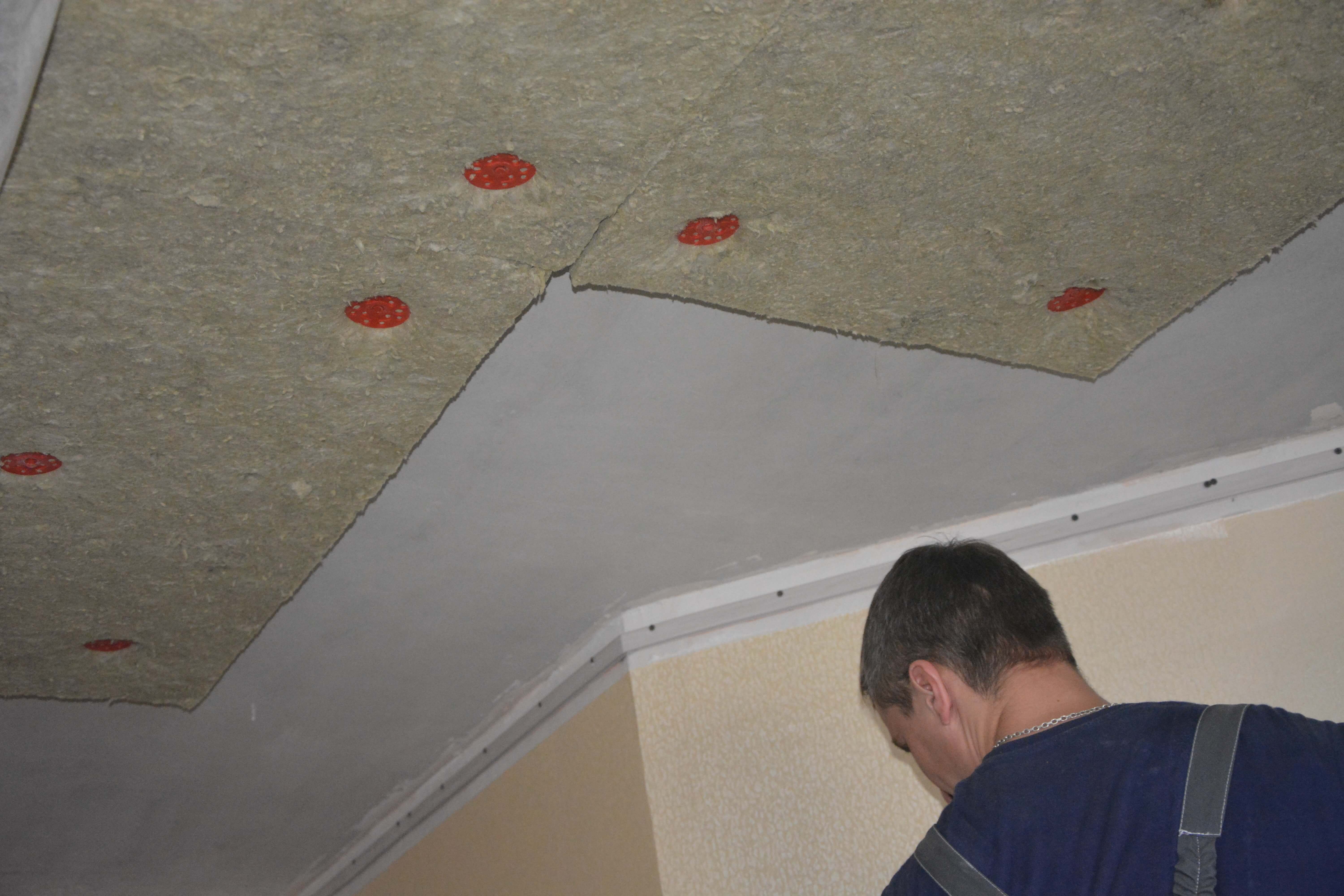 Insonorisation (insonorisation) du plafond de l'appartement sous le plafond tendu