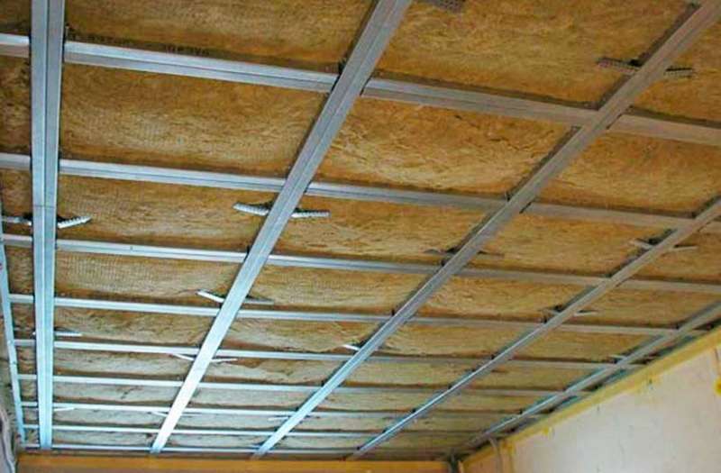 Comment isoler le plafond d'une maison avec un toit froid