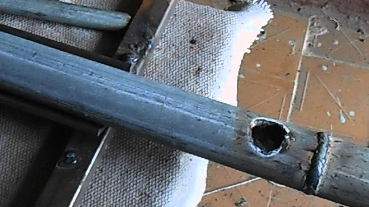 Comment souder un tuyau avec de l'eau par soudage électrique: travailler sous pression, comment éliminer soi-même la fistule