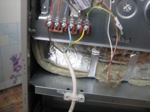 Pourquoi la cuisinière à gaz ne tient pas la flamme, le four s'éteint et le brûleur s'éteint : aperçu des causes et conseils de réparation