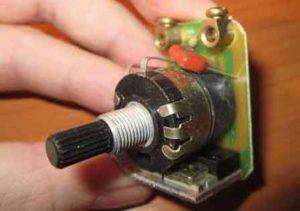 Qu'est-ce qu'un gradateur et comment ça marche: le dispositif et le principe de fonctionnement d'un gradateur typique