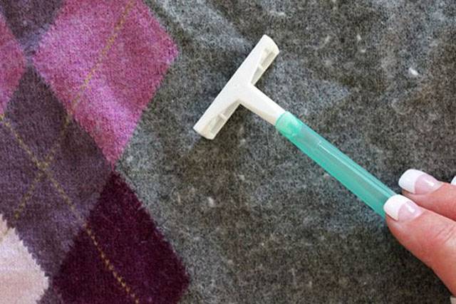 Un outil simple pour enlever le boulochage des vêtements en laine