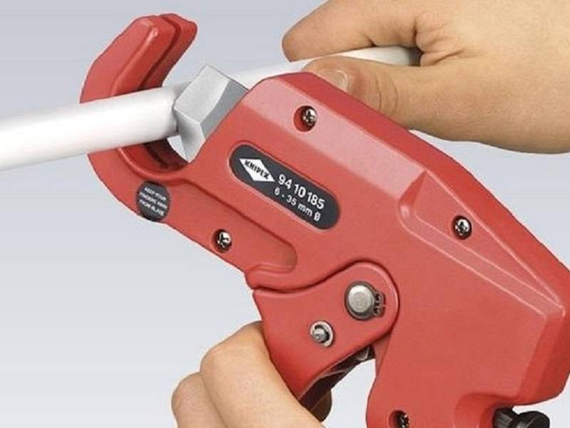 Ciseaux pour tuyaux en polypropylène et plastique : coupe simple et bouclée