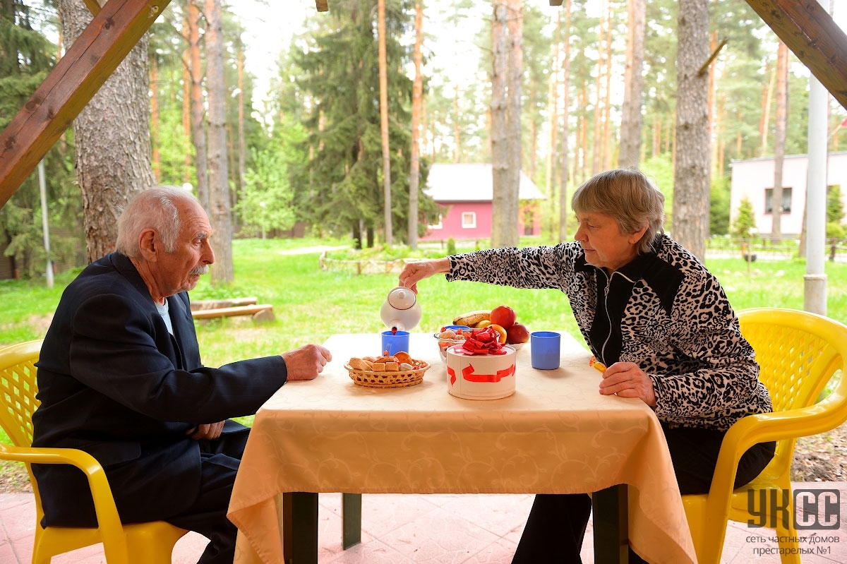 Soins aux personnes âgées : comparer les services de soins infirmiers et les pensions