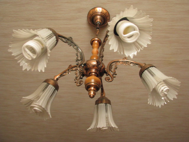 Assemblage et installation d'un lustre: instructions détaillées pour l'installation et la connexion de vos propres mains