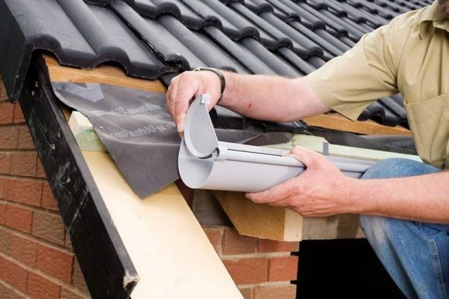 Installation à faire soi-même de gouttières métalliques pour un toit : analyse des technologies + exemple d'installation