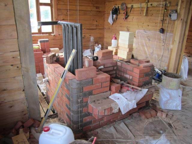 Organisation du chauffage des bâtiments multi-pièces à l'aide de poêles à bois