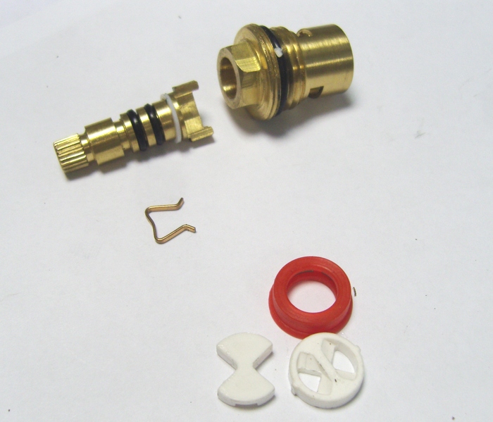 Réparation à faire soi-même d'un boîtier de robinet avec plaques en céramique, remplacement dans un mélangeur, comment le dévisser