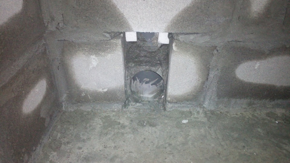 La taille du trou d'inspection dans le garage: la largeur et la profondeur optimales pour une voiture, est-ce nécessaire, les exigences, le matériel photo