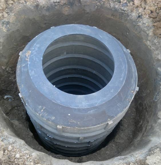 Scellement d'une fosse septique à partir d'anneaux en béton
