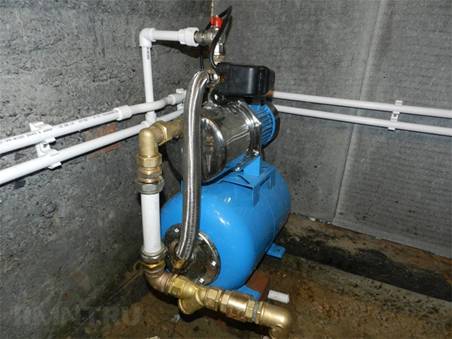 Un schéma simple pour connecter une station de pompage pour une maison privée: appareil de bricolage, installation et installation