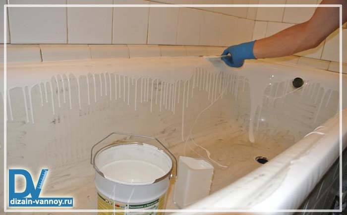 Peinture de bain à faire soi-même à l'aide d'émail époxy et d'acrylique liquide