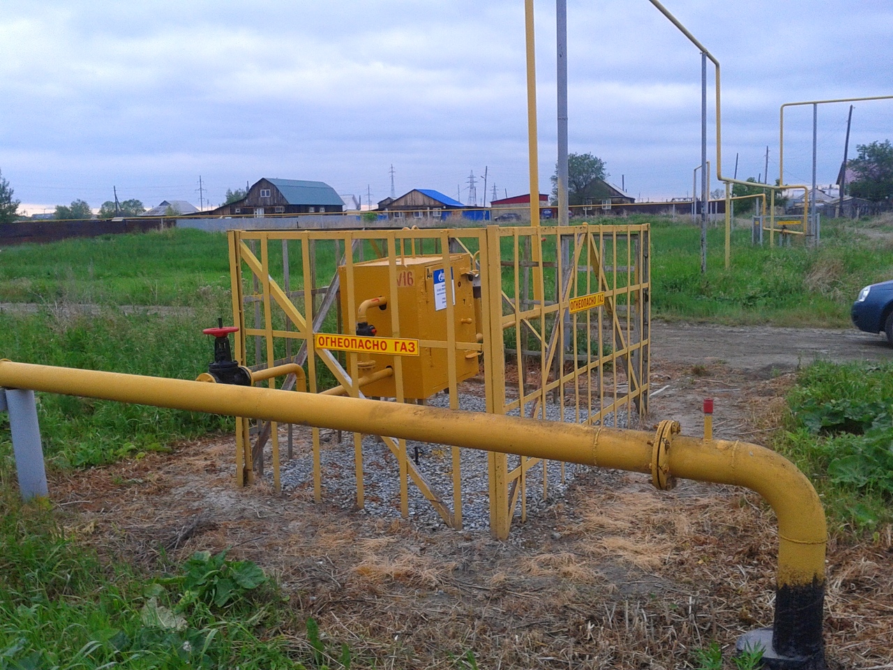 Pose sans tranchée de boîtiers de protection pour les réseaux de distribution d'électricité