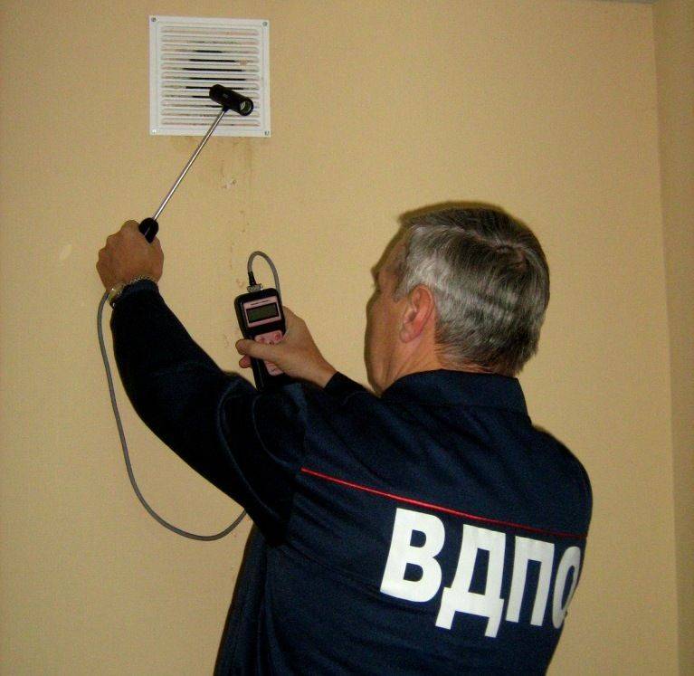 Comment vérifier la ventilation dans l'appartement : la ventilation dans la salle de bain ou la hotte dans la cuisine fonctionne-t-elle ?